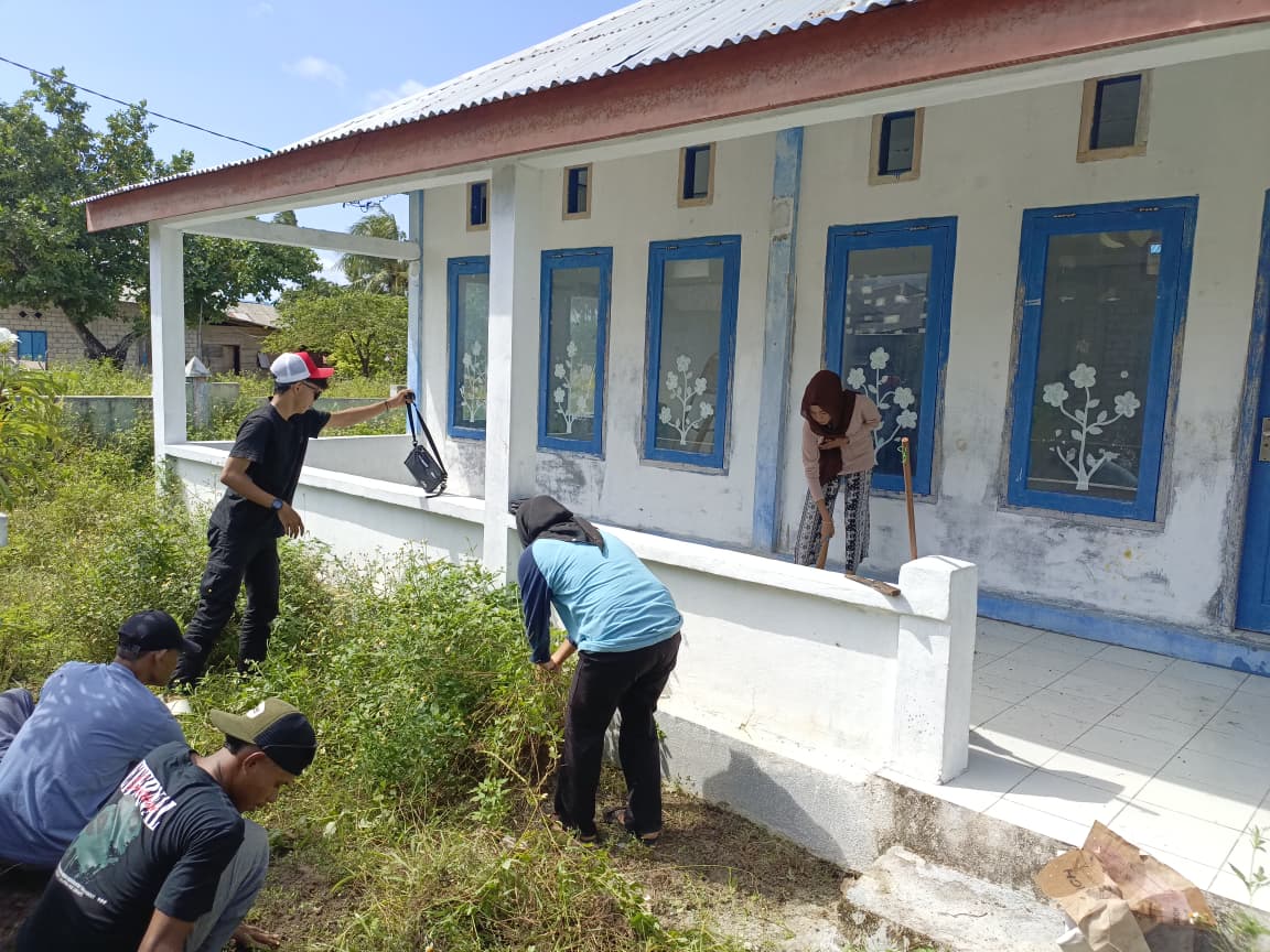 Posko KKN Hari Pertama, Mahasiswa Aktif Membersihkan Lingkungan Posko